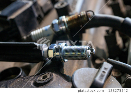 Spark plugs for gasoline engines that are old and have expired will cause incomplete combustion in the engine, in soot and dirt. Changing spark plugs can maintain and extend the life of the engine Spark plugs for gasoline engines that are old and have expired will cause incomplete combustion in the engine, in soot and dirt. Changing spark plugs can maintain and extend the life of the engine 128275342
