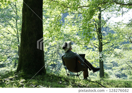 Man working in nature 128276082