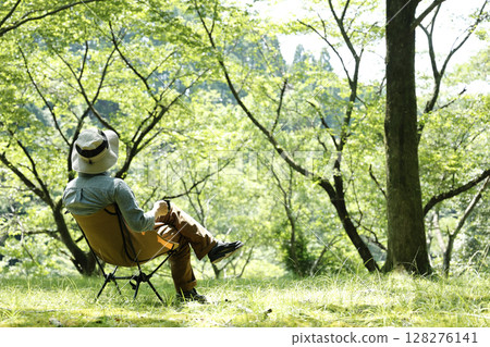 男人在森林裡休息 128276141