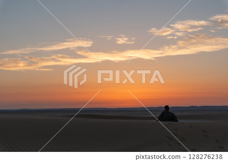 Beautiful sunset over sand dunes in the White Desert in Egypt 128276238
