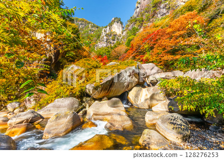 秋季壯觀的山谷－昇仙峽（山梨縣） 128276253