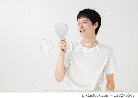 男人對著鏡子微笑 男人對著鏡子微笑 128276502