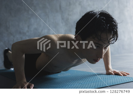 男人做俯臥撑 128276749