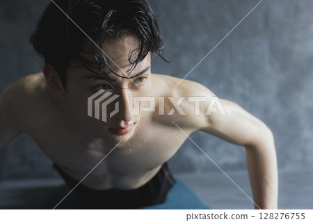 男人做俯臥撑 128276755