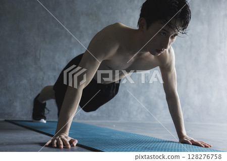 Men doing push-ups 128276758