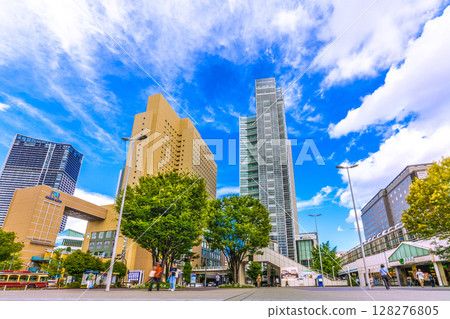 7月的日本橫濱城市景觀 - 夏日的天空籠罩著橫濱…10日看到的櫻木町站、赤窟、建築物等 128276805