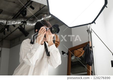 Studio photographer 128276890