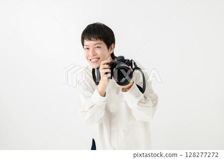 拿著照相機的一個人 拿著照相機的一個人 128277272
