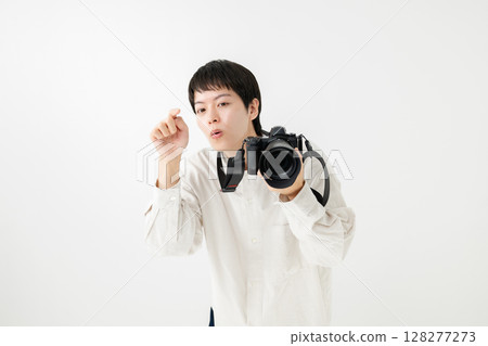 拿著照相機的一個人 拿著照相機的一個人 128277273