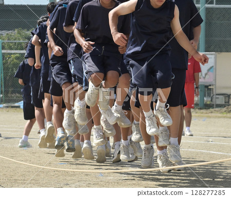 小男孩跳繩 小男孩跳繩 128277285