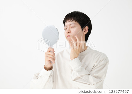 A man troubled watching the mirror 128277467