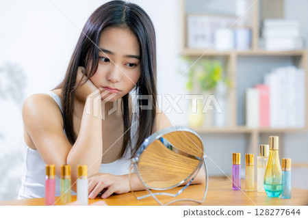 憂心忡忡的女人美麗 128277644