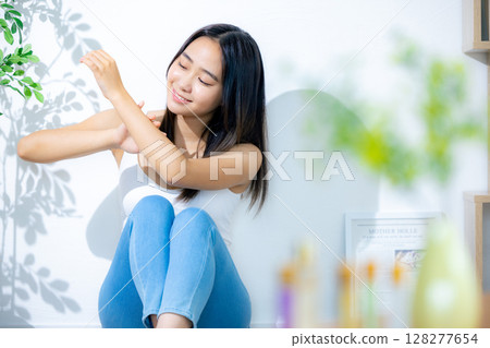 Woman's portrait Summer sunshine Woman's portrait Summer sunshine 128277654