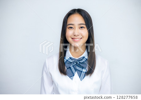 Shooting a portrait of a smiling high school girl 128277658