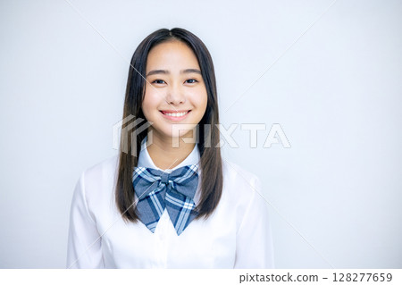 拍攝一位微笑的高中女生的肖像 128277659