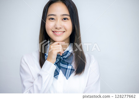 Shooting a portrait of a smiling high school girl 128277662