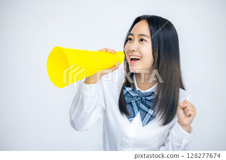 高中女生歡呼與擴音器 128277674