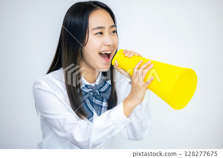 高中女生歡呼與擴音器 128277675