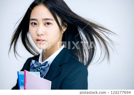 高中女生嚴肅的廣告形象 128277694