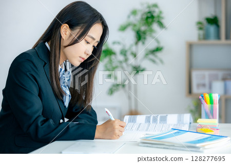 學校女生學習 128277695