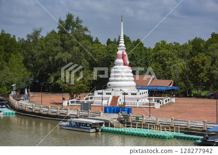 THAILAND RAYONG PHRA CHEDI KLANG NAM 128277942