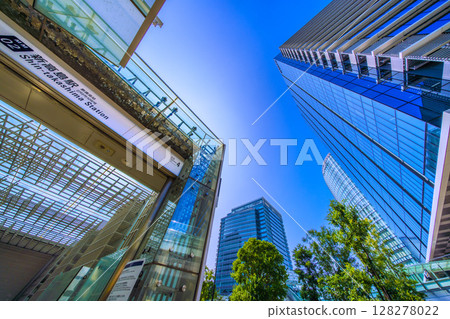 日本橫濱城市景觀，包括新高島站和車站前的摩天大樓（7 月 9 日） 128278022