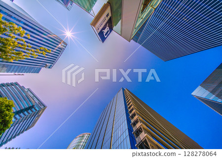 日本橫濱城市景觀，俯瞰新高島站前的摩天大樓（7 月 9 日） 128278064