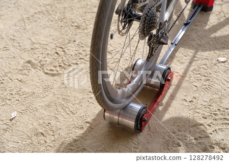 Warming up and training equipment for cycling (hybrid roller type cycle trainer) Warming up and training equipment for cycling (hybrid roller type cycle trainer) 128278492
