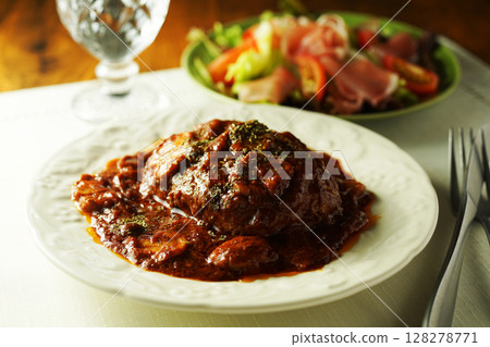 燉漢堡牛排佐蘑菇、半釉醬和火腿沙拉 128278771