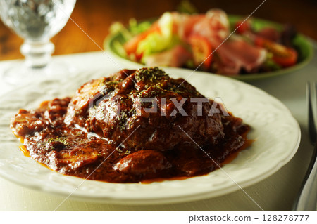 燉漢堡牛排佐蘑菇、半釉醬和火腿沙拉 128278777