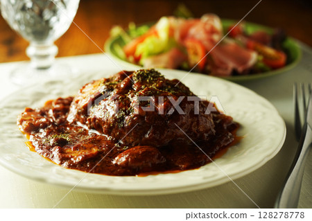 燉漢堡牛排佐蘑菇、半釉醬和火腿沙拉 128278778