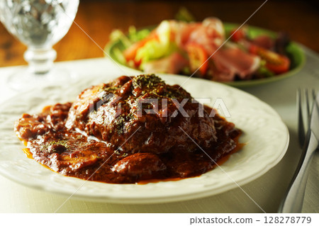 Braised hamburger steak with mushrooms and demi-glace sauce and prosciutto salad 128278779
