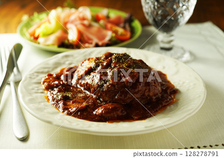 燉漢堡牛排佐蘑菇、半釉醬和火腿沙拉 128278791