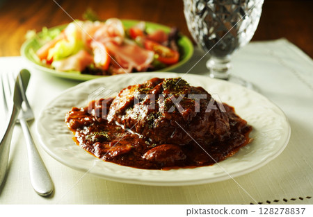 Braised hamburger steak with mushrooms and demi-glace sauce and prosciutto salad Braised hamburger steak with mushrooms and demi-glace sauce and prosciutto salad 128278837