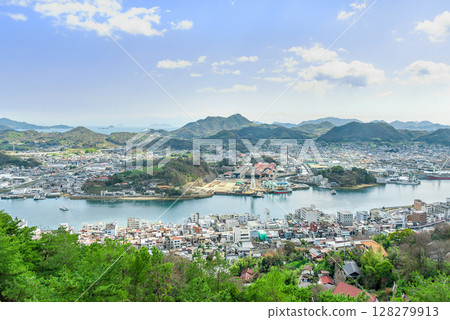 A breathtaking view from the "PEAK" observation deck at the top of Senkoji Temple in Onomichi, a panoramic view of the Onomichi Strait and port town bathed in spring light. 128279913