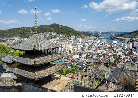 天寧寺的三重塔是尾道的著名地標,山城和尾道水道的秀麗景色在藍天下盡收眼底。 天寧寺的三重塔是尾道的著名地標,山城和尾道水道的秀麗景色在藍天下盡收眼底。 128279914