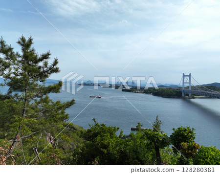 從岡山縣倉敷市穴葉稻荷神社眺望的瀨戶大橋 從岡山縣倉敷市穴葉稻荷神社眺望的瀨戶大橋 128280381