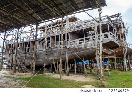 Traditional boat construction in Tana Beru, Sulawesi, Indonesia 128280879