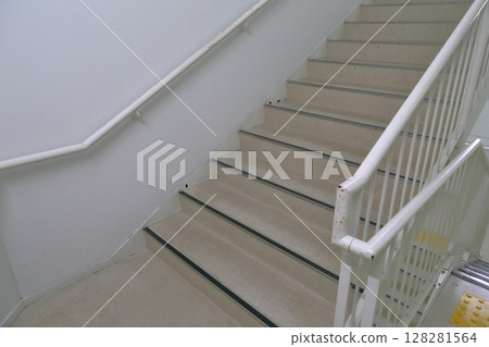 建築物的緊急樓梯 128281564