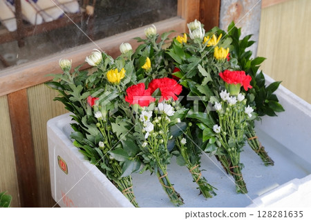 White and yellow chrysanthemum flowers, carnation flowers, as Buddhist flowers White and yellow chrysanthemum flowers, carnation flowers, as Buddhist flowers 128281635