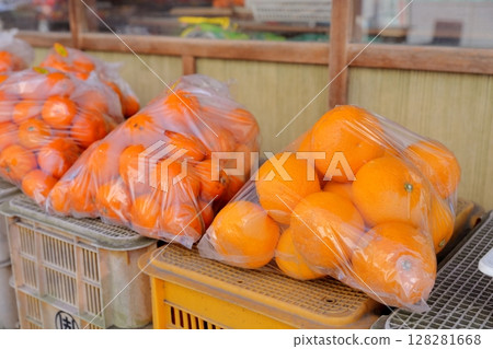 Bagged mandarin oranges 128281668
