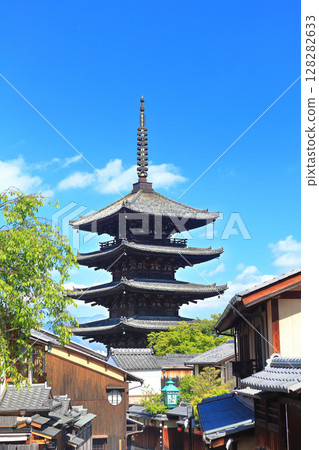 [Kyoto Prefecture] Yasaka Pagoda (Hokanji Temple) on a clear day 128282633