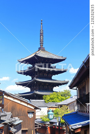 [Kyoto Prefecture] Yasaka Pagoda (Hokanji Temple) on a clear day 128282635
