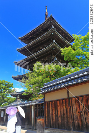 [京都府] 晴天的八坂塔與新婚夫婦（法觀寺） 128282648