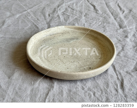 empty ceramic plate 128283359