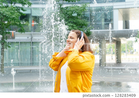 Happy curvy woman in city Happy curvy woman in city 128283409