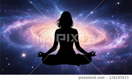 一位女性在太空中發光星雲前冥想的剪影 128285015