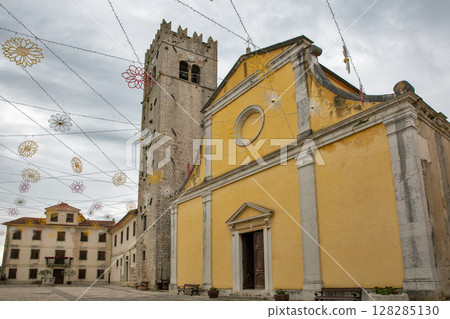 Motovun church and bell tower with festive decorations, Croatia Motovun church and bell tower with festive decorations, Croatia 128285130