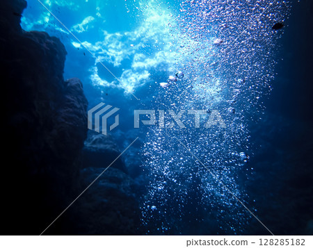 沖繩青之洞窟潛水員游泳的水下場景 沖繩青之洞窟潛水員游泳的水下場景 128285182