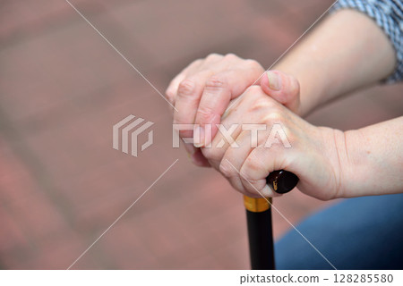 拄著拐杖行走並休息的老人圖片 拄著拐杖行走並休息的老人圖片 128285580